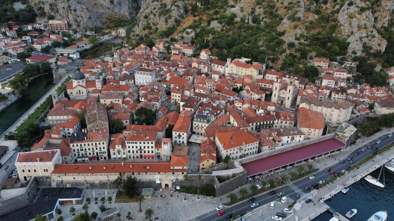 Art House 001 Hotel Kotor Buitenkant foto