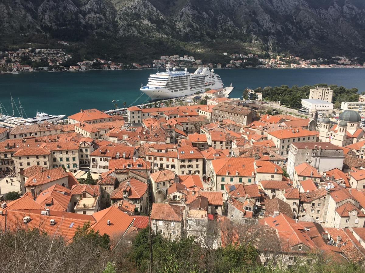 Art House 001 Hotel Kotor Buitenkant foto